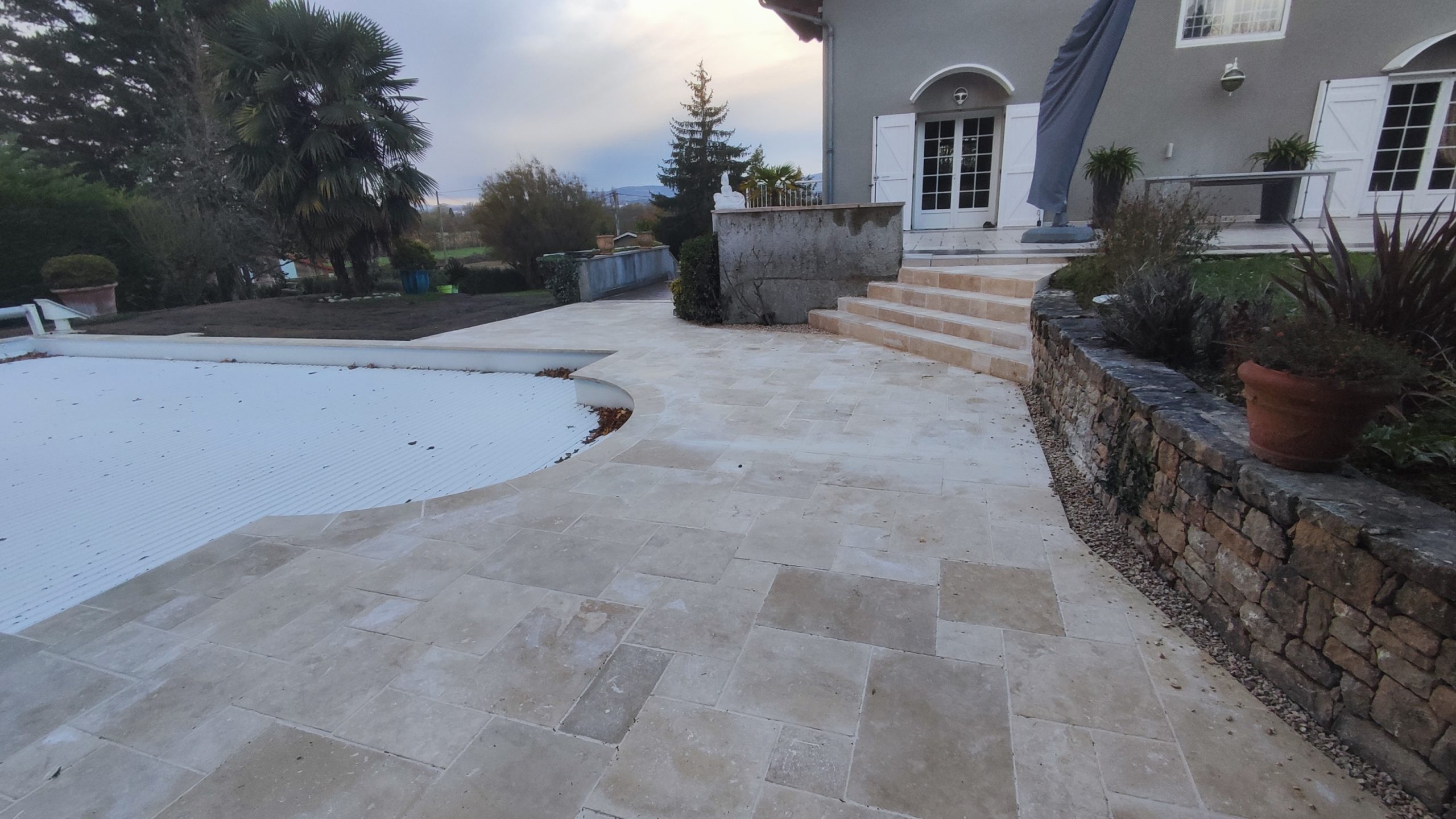 travertin piscine amenagement